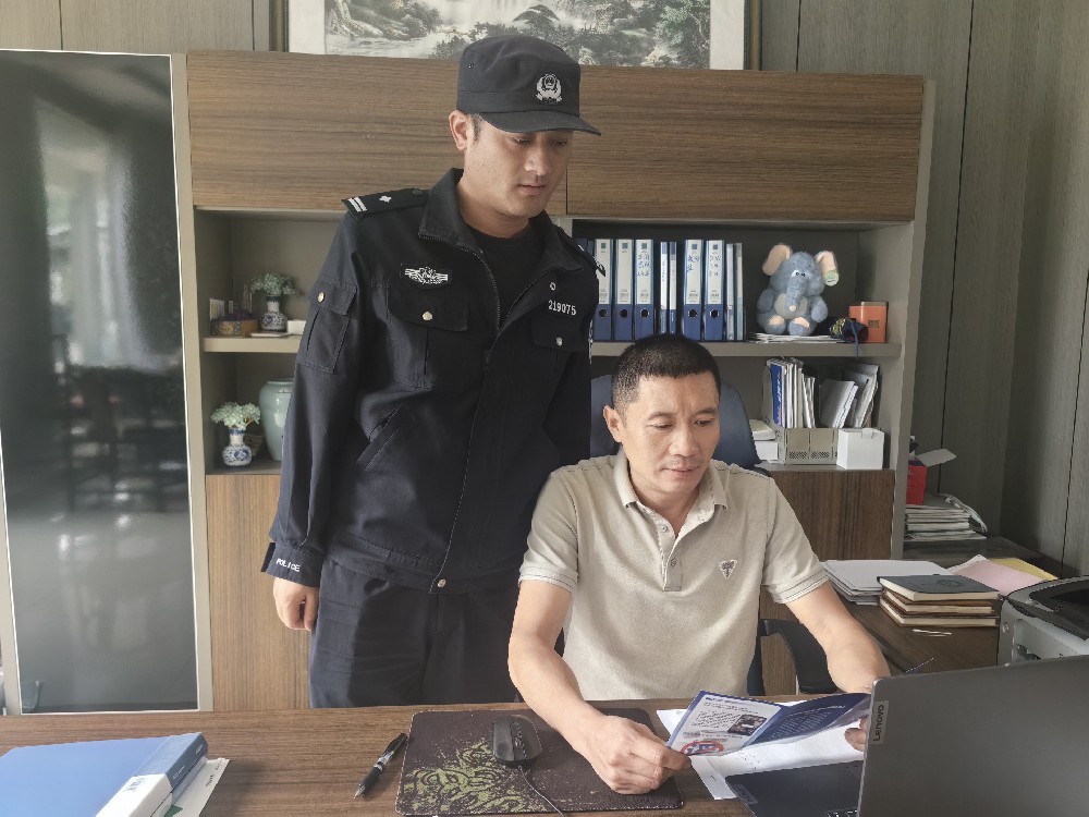 南京華旭機(jī)械有限公司 | 石湫派出所民警在我司開(kāi)展打擊整治網(wǎng)絡(luò)謠言主題宣傳活動(dòng)